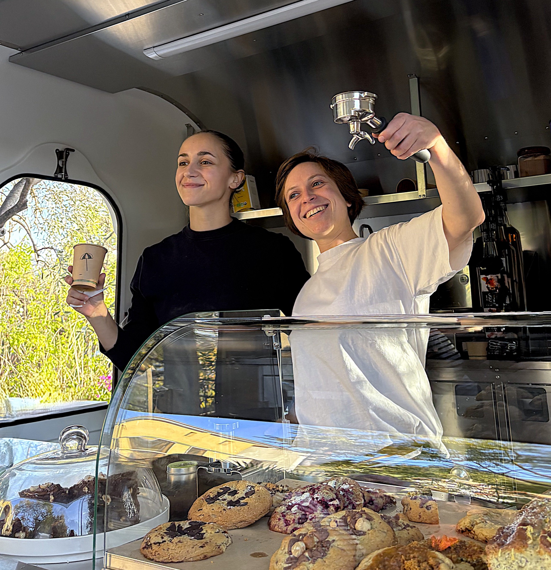 Chloé et Zélie dans le coffee shop mobile