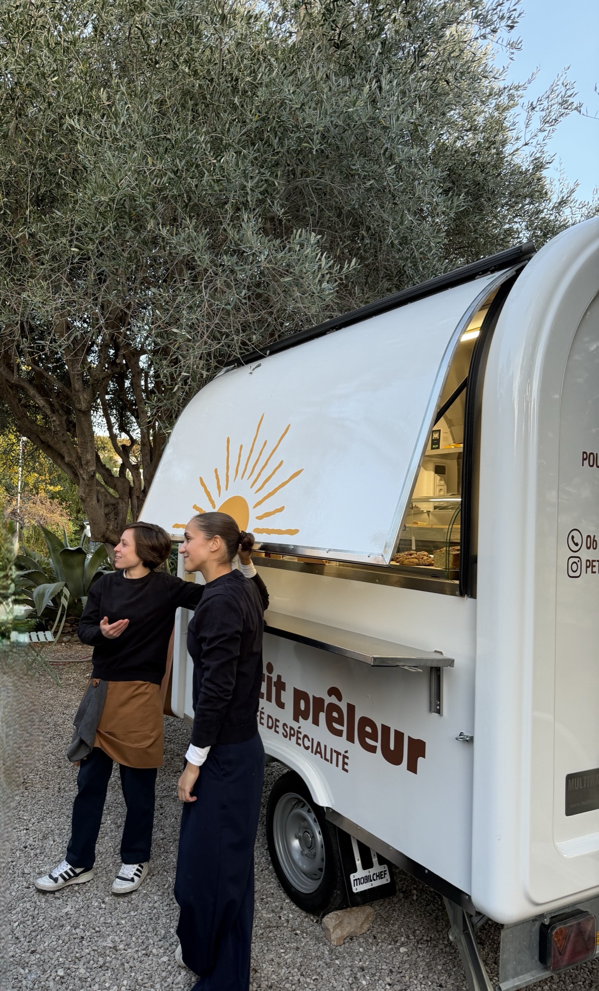 Le coffee shop mobile dans les oliviers